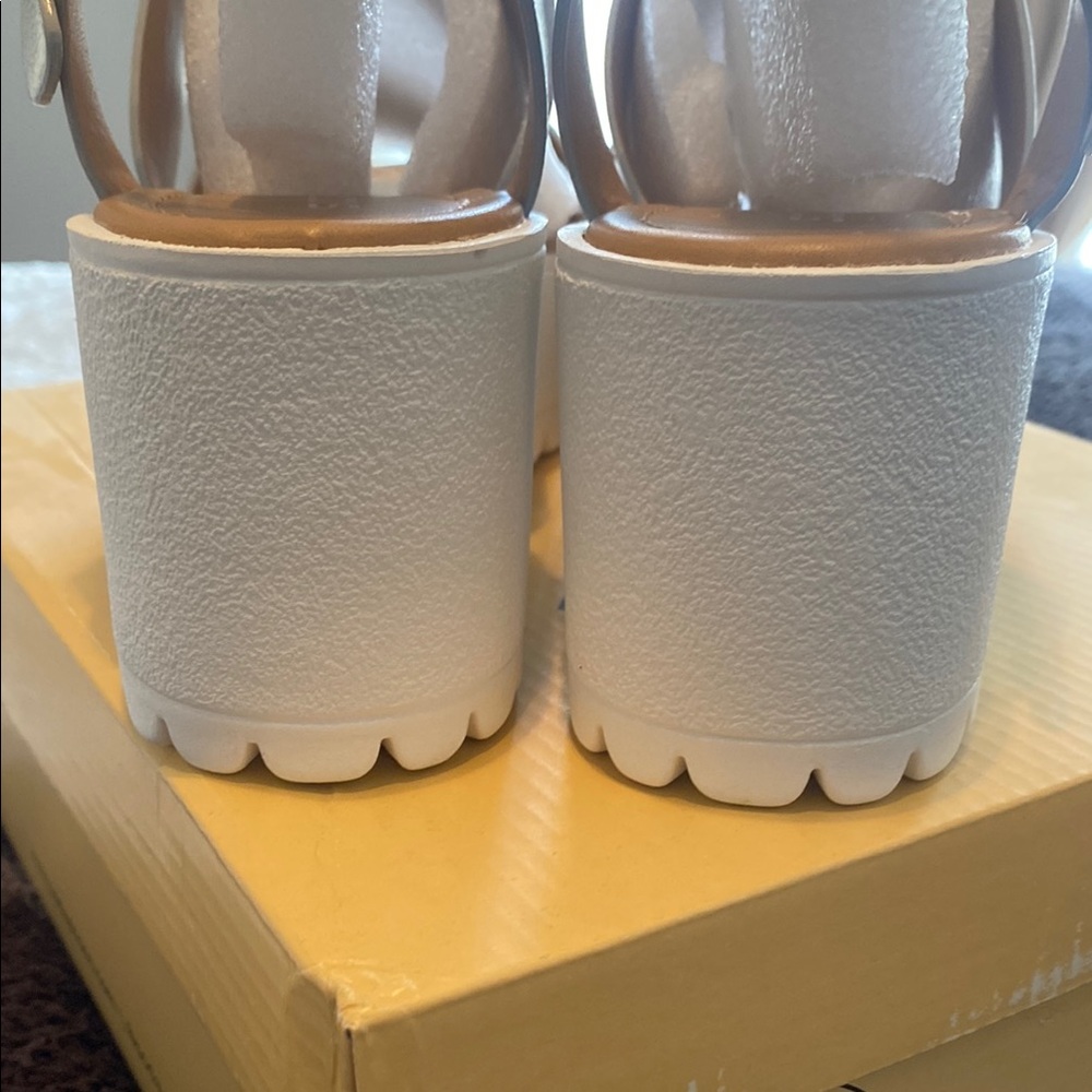 Soda Women's Silver Platform Sandals NWT - Picture 4 of 6